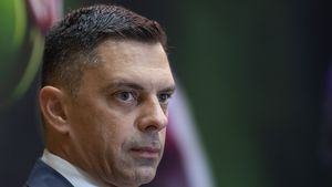 Ministrul UMDR al Sportului, Eduard Novak, este convins că își va păstra mandatul: Noi aşa ştim, nu facem parte din rotativă. Rotativa este PNL- PSD, ei îşi schimbă premierul / Ministrul Novak nu exclude un nou mandat după 2024