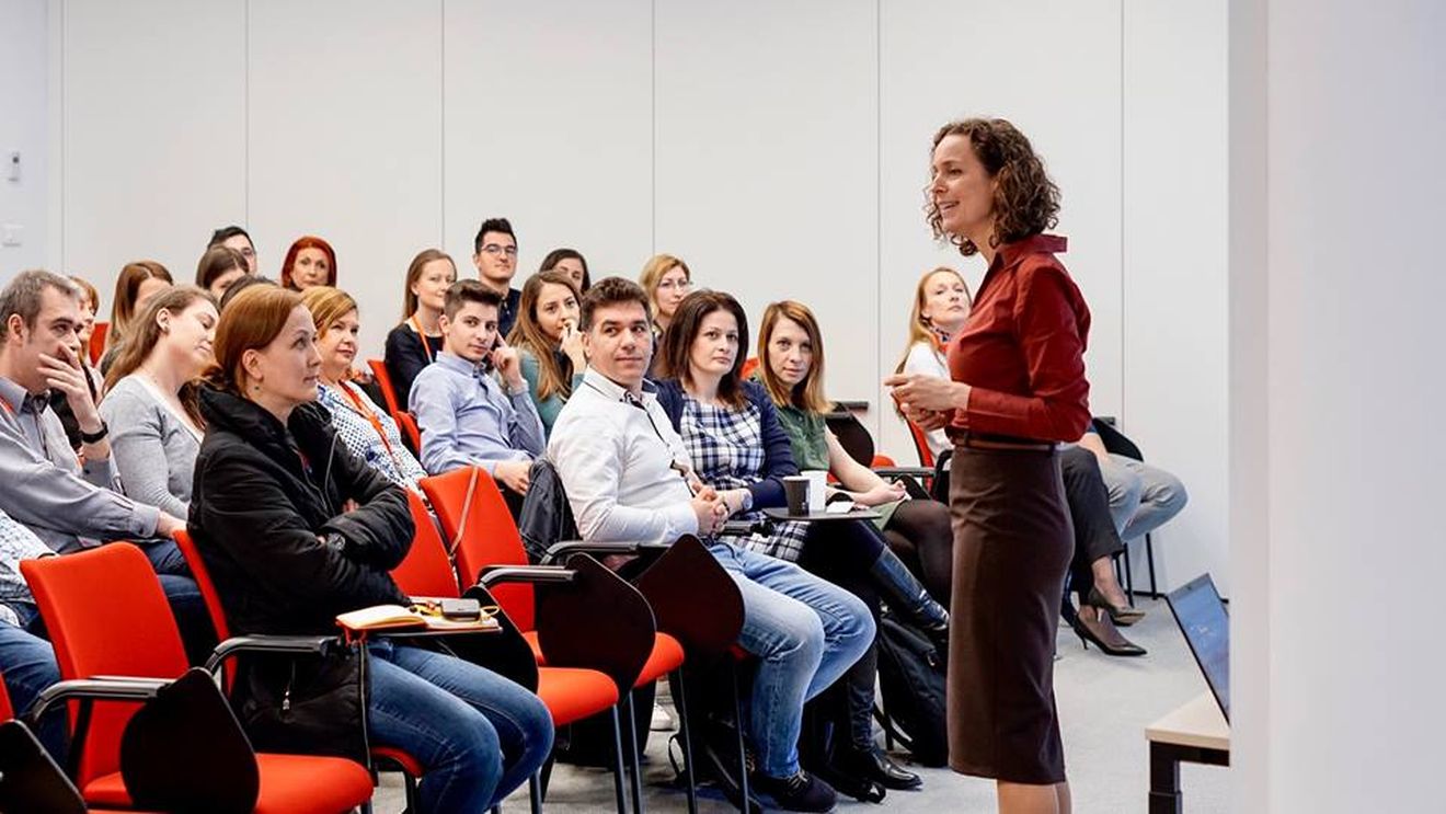 Profit.ro: Firma de mindfulness a soției lui Cioloș, care susține introducerea practicii în școli, și-a majorat de 63 de ori profitul
