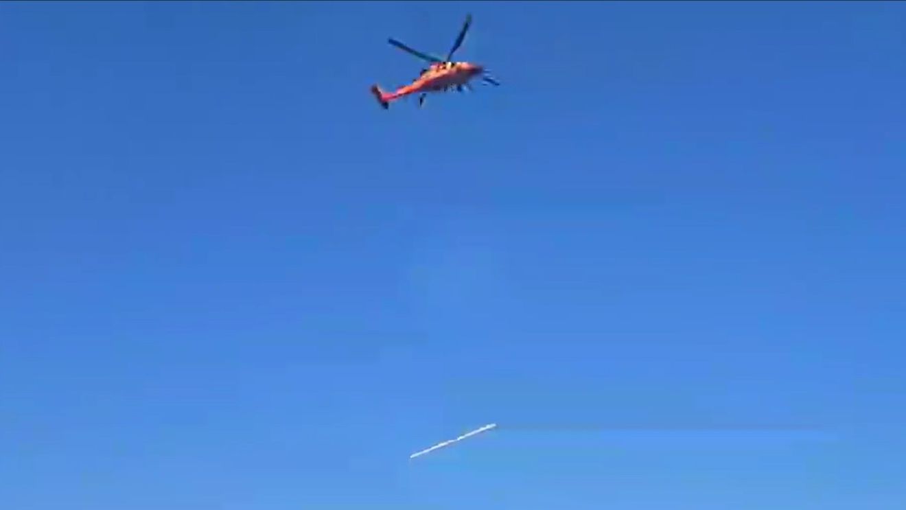 VIDEO Un elicopter Black Hawk transportă patru stâlpi de electricitate în zonele afectate de inundații din județul Galați / Cel mai greu dintre aceștia cântărește peste un sfert de tonă