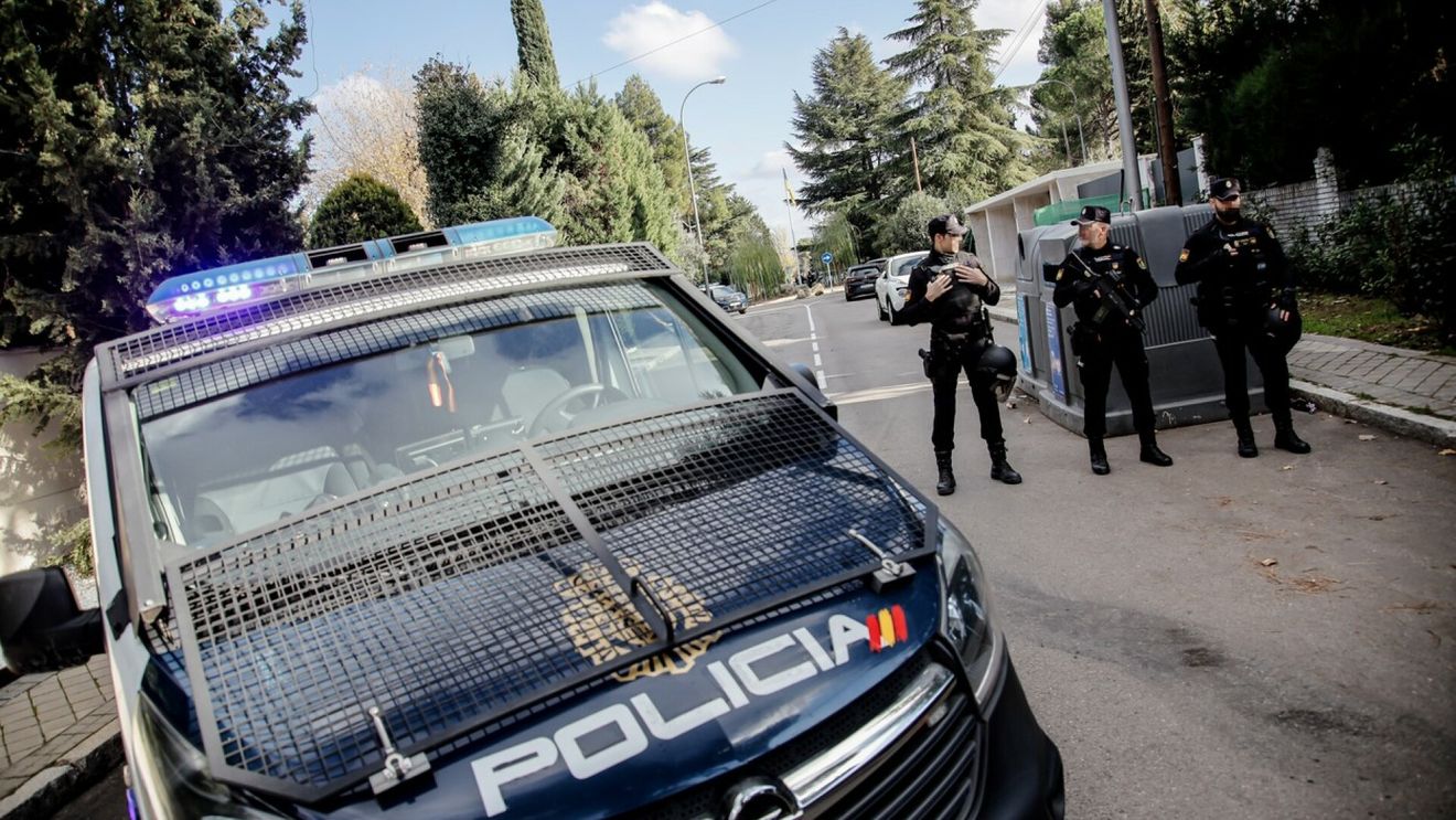 Fabrică de documente false destructurată în Spania: aproximativ 800 de acte de identitate confiscate