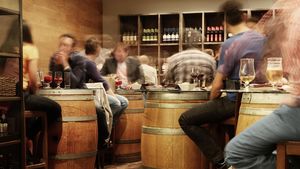 Un bar din Italia își amendează clienții cu un euro pentru fiecare înjurătură / În scurt timp s-au adunat 150 de euro / Banii sunt donați în scopuri caritabile  