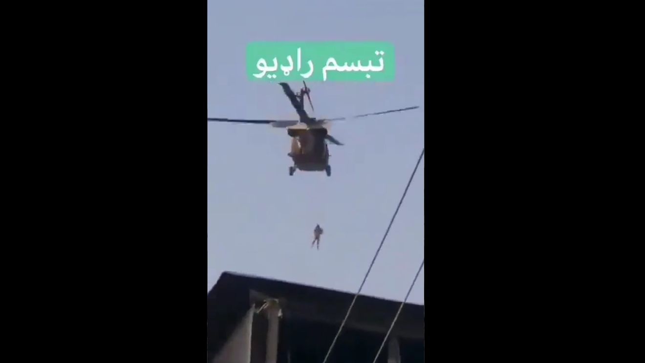 VIDEO Viral pe Twitter, descoperit fake-news: „Omul spânzurat de elicopter” era un taliban care încerca să monteze un steag pe o clădire publică