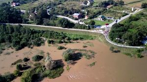 Prefectura şi Consiliul Judeţean Galaţi cer 63,4 milioane lei Guvernului pentru refacerea drumurilor şi podurilor distruse de inundaţii