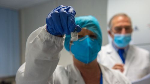 BREAKING Toate persoanele sub 65 de ani care erau programate la prima doză de vaccin anti-COVID în perioada 30 ianuarie - 11 februarie vor fi amânate pentru după 16 februarie / 94% dintre cei reprogramați au boli cronice