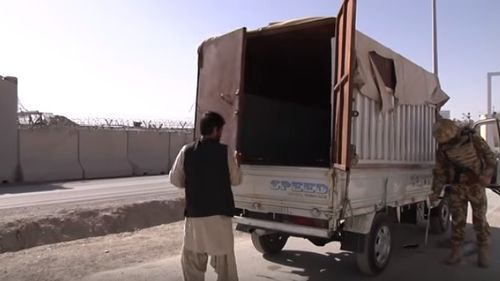 Patru copii ai migranților din Afganistan și părinții acestora au fost găsiți într-un camion frigorific din Franța. Șoferii erau români și au fost arestați
