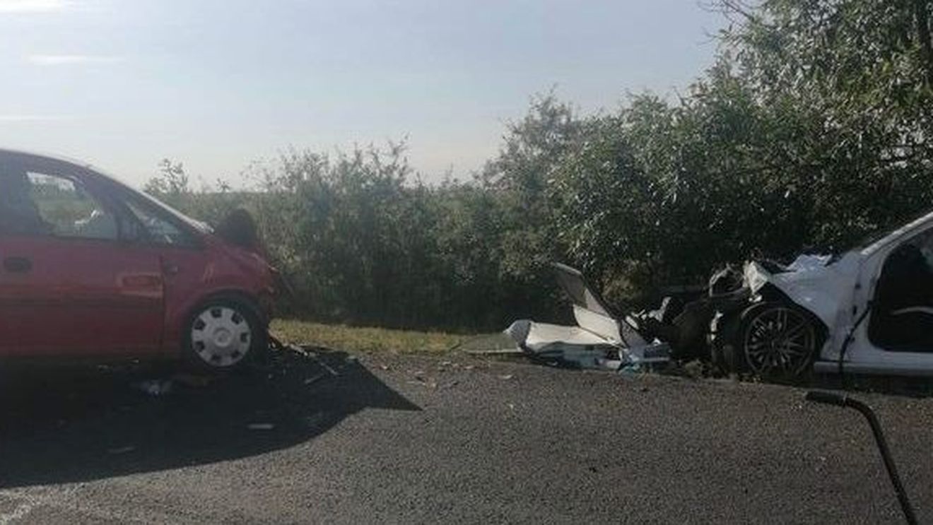 Trei persoane rănite, după ce şoferul unei maşini din Timiș a pătruns pe sensul opus de mers/ Acesta ar fi adormit la volan