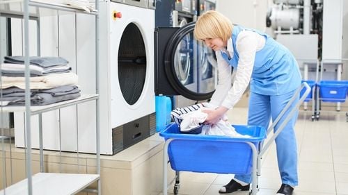 Patronii curățătoriilor de haine din mall-uri, obligate să rămână deschise, cer să fie lăsați să închidă pe perioada situației de urgență