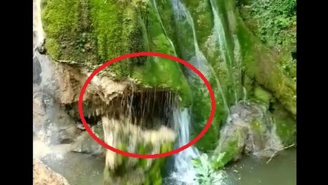 Cascada Bigăr începe să atragă din nou turiştii, după ce o parte din ea s-a prăbușit în vara anului 2021 / Primar: ”Vin foarte multe grupuri. De asta am şi accelerat acel proiect, să facem şi un grup sanitar”