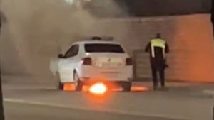 Un Logan de poliție a luat foc în trafic, în municipiul Iași / ”Cauza probabilă a fost reprezentată de scurgeri de lichide combustibile”