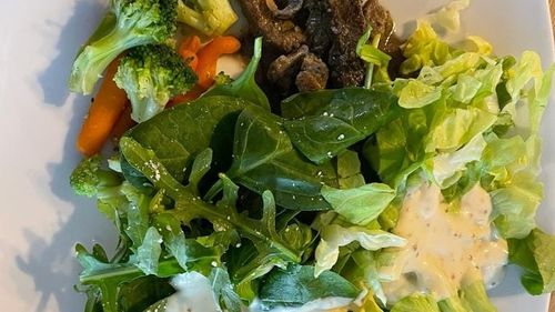 Nutriționist: Ce facem cu mâncarea de sărbători, ce cumpărăm de la supermaket, cât sport facem / Tania Fântână:  Renunță la masa de seară sau fă din a treia masă principală a zilei o gustare. Preferabil nu de chipsuri/covrigei/alune