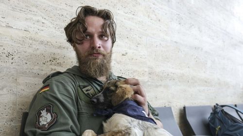 Șase câini din adăposturile Brănești și Speranța, promovați spre adopție de piloții de la BIAS. Aviatorii i-au ținut în brațe la conferința de deschidere a evenimentului și au botezat doi dintre ei: Maia și Shatzi