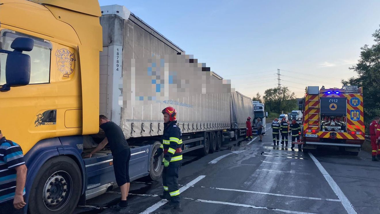 Trafic blocat în județul Mureș, pe DN13, după o ciocnire în lanț între trei autocamioane şi un autoturism