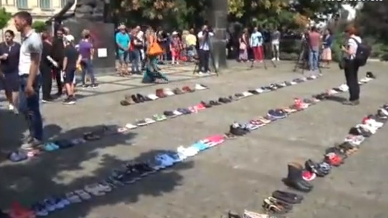 Protest cu sute de perechi de pantofi în fața Ministerului de Interne. Oamenii au vrut să atragă atenția asupra cazurilor de copii dispăruți