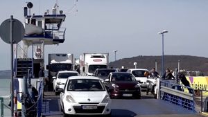 Feribotul din Tihany din ce în ce mai aglomerat / Abundență de turiști la Lacul Balaton din Ungaria, chiar dacă sezonul turistic n-a început încă