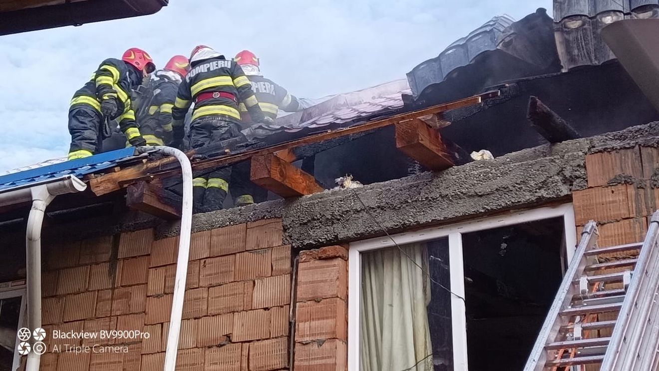 12 adulți și 22 de minori evacuați dintr-o clădire în flăcări, în Sântana de Mureș / Sunt afectate 5 locuințe