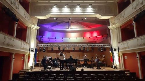 UPDATE Grevă de avertisment la Filarmonica Sibiu / Artiștii susțin că prezența la spectacole e muncă suplimentară, pentru care nu sunt plătiți  / Conducerea filarmonicii ar fi sunat la 112 să scape de sindicaliști