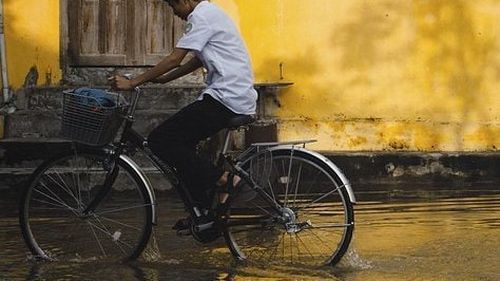 Bicicliștii care folosesc telefoanele în timpul mersului pe bicicletă riscă închisoarea, potrivit unei noi legi din Japonia