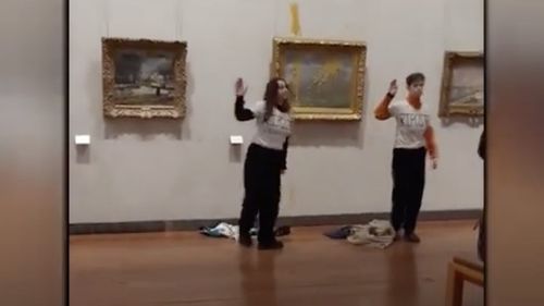 Activişti ecologişti au stropit cu supă geamul care protejează un tablou de Claude Monet
