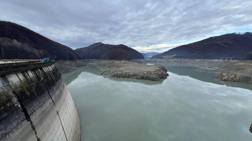 Zeci de mii de oameni din 12 localităţi din Prahova, fără apă potabilă / Consiliul Judeţean susţine că problema este barajul Paltinu, unde instalaţiile au intrat în blocaj tehnic din cauza turbidităţii