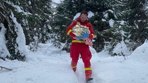Șapte copii ai unei femei din Apuseni, care a murit după ce a născut acasă, preluați de autorități. Cel mai mic, de doar câteva zile, transportat în brațe prin nămeți, de salvatori