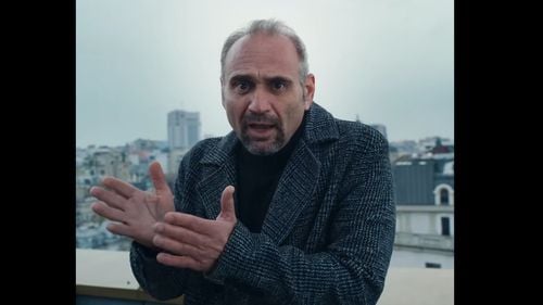 VIDEO VIRAL Actorul Adrian ”Celentano” Văncică, mesaj pentru susținătorii lui Georgescu: ”Cât o să mai credem că femeia e făcută să stea la cratiță și că nu e în stare să conducă țara? De ce avem părerea asta așa proastă despre femei?”