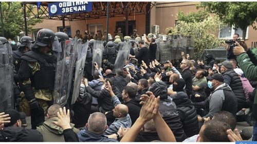 Doisprezece soldați maghiari au fost transportați acasă din Kosovo cu avionul armatei după ce au fost răniți în confruntările de luni din Zvecsán