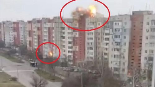VIDEO Obuzele ruse au lovit două clădiri rezidențiale cu nouă etaje în orașul ucrainean Kherson