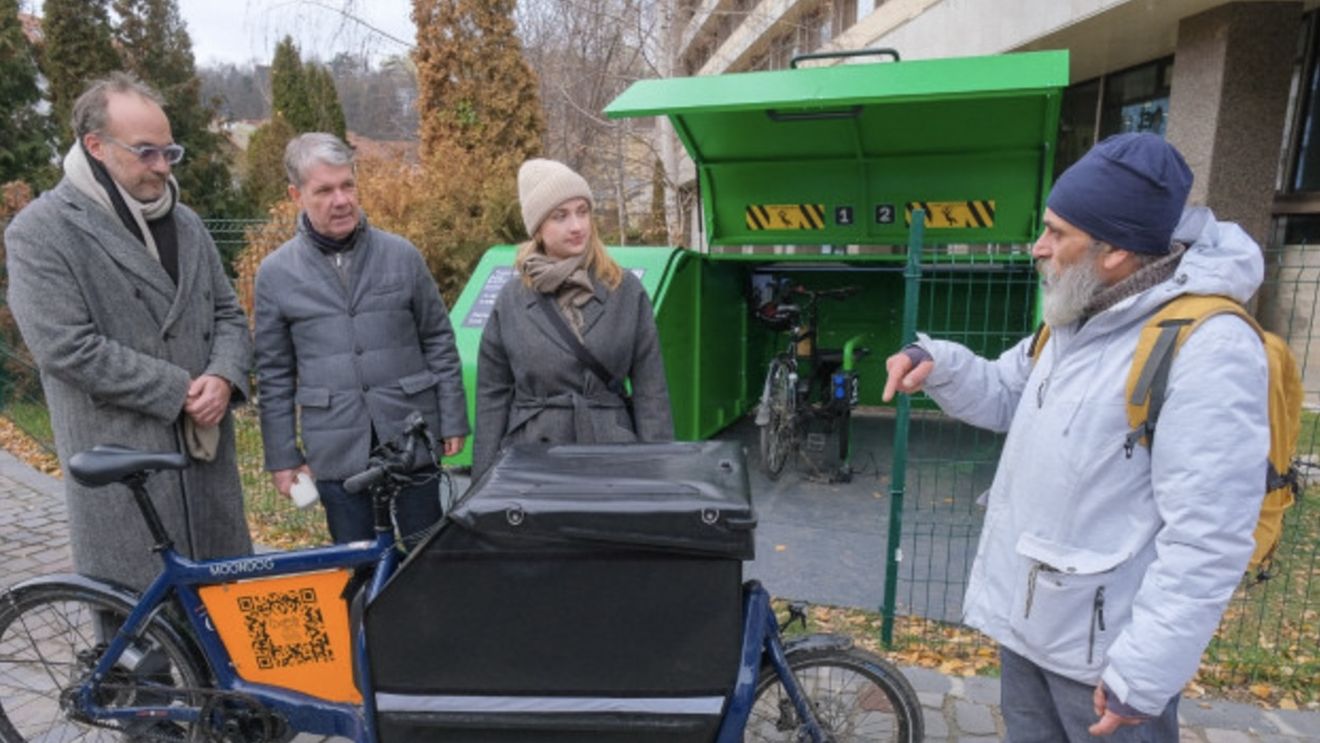 Bicicleta cargo, serviciu în Brașov pentru zonele aglomerate / Poate transporta 100 de kilograme / ”Scopul proiectului este, în primul rând, să nu se mai parcheze pe avarii, blocând o bandă sau pe toată strada, iar cei care fac livrări să poată mișca mai repede„
