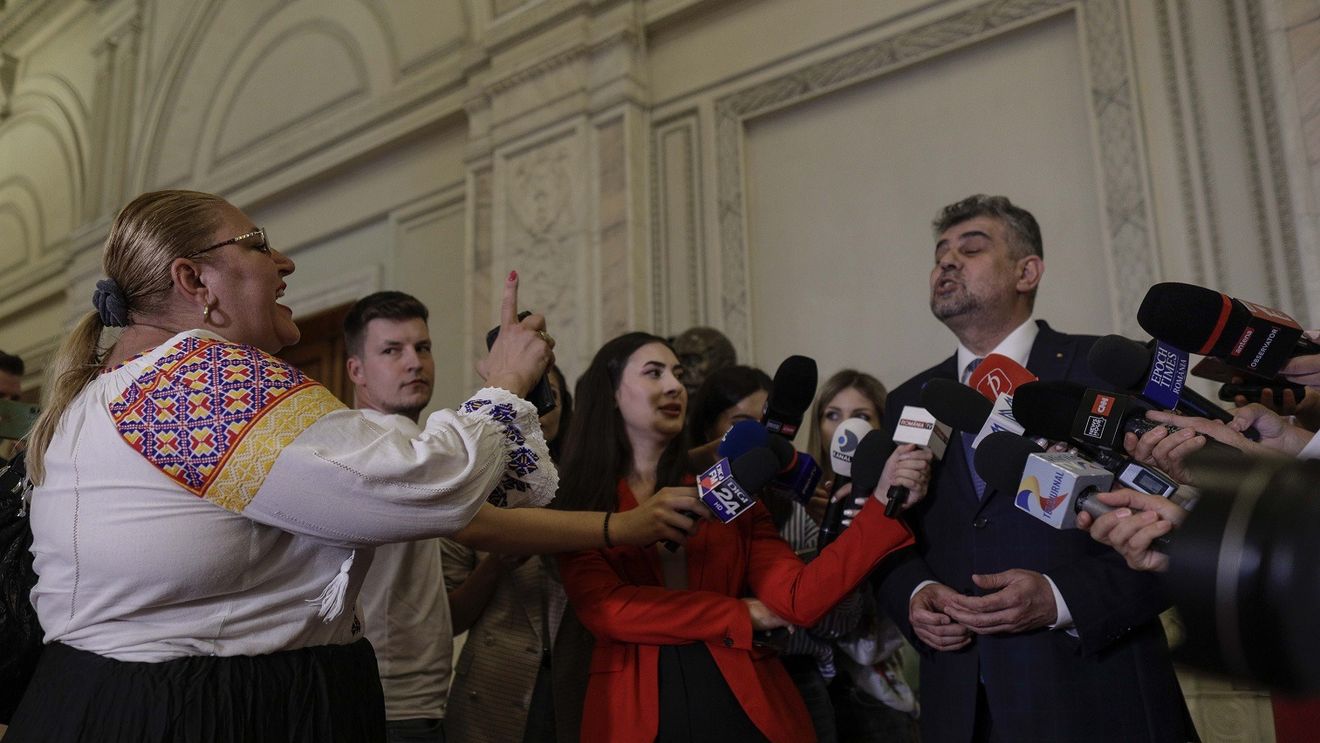 Răbufnirea lui Ciolacu: Mincinoasă ordinară! / Premierul, bruiat pe holurile Parlamentului de Șoșoacă după tăierea pensiilor parlamentarilor
