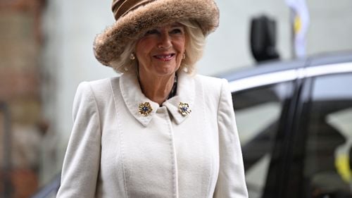 Regina Camilla promite că nu va mai achiziţiona noi haine de blană