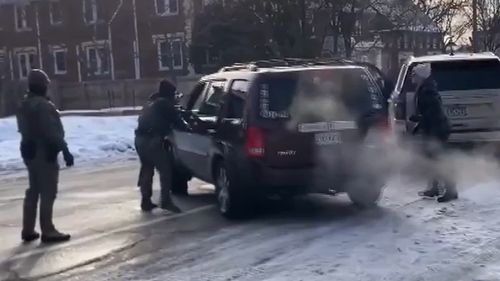 Polițiștii de la Imigrări (ICE) pot purta în continuare măști, în California, în timpul misiunilor, a decis un judecător federal / Agenții trebuie să fie însă identificabili