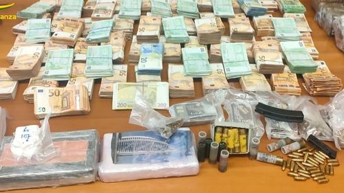 Bandă de români și albanezi destructurată în Florența: s-au găsit peste 600 de mii de euro, 100 de kg de hașiș și 5 kg de cocaină / Un alt român a fost prins în Malta cu 15 kilograme de cocaină