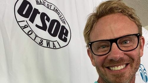 VIDEO Actorul Ian Ziering din serialul ”Beverly Hills, 90210”, atacat în centrul Los Angeles de o bandă de răufăcători. El a denunțat violența scăpată de sub control din orașul californian