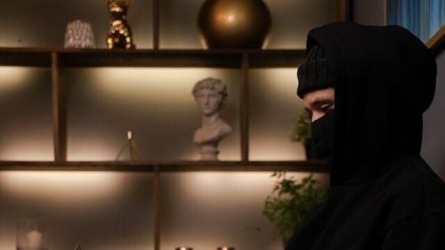 Un hoț din Alba Iulia s-a mutat trei zile în casa celor pe care i-a furat/ Bărbatul de 41 de ani a fost reținut după ce polițiștii au găsit asupra lui bijuterii de aur, bani și un telefon mobil care aparțineau ”gazdelor”