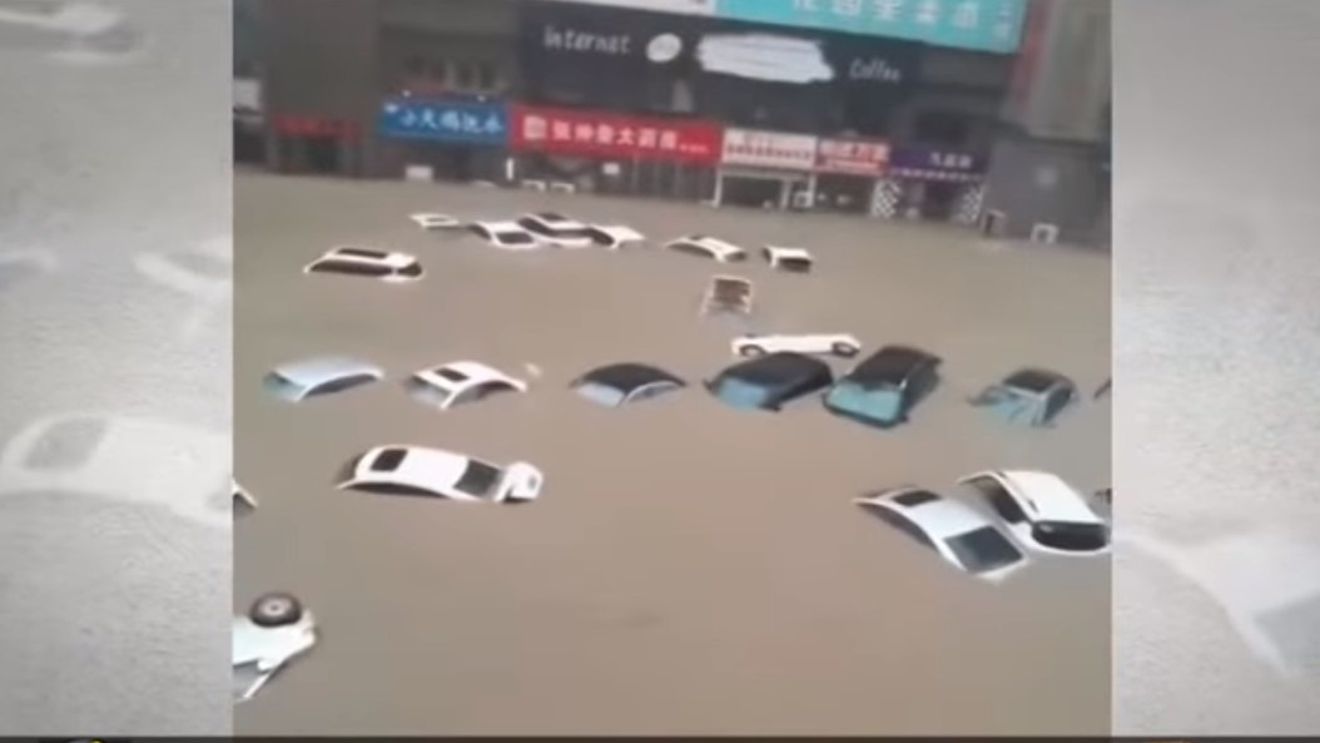 VIDEO Cel puțin 12 morți, drumuri impracticabile și mii de oameni evacuați din cauza inundațiilor din China
