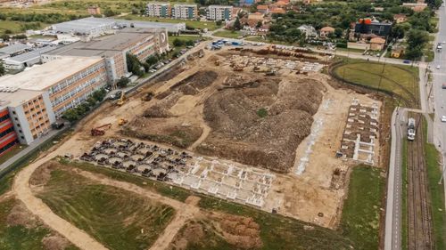 Zeci de tone de gunoaie dezgropate pe șantierul viitorului stadion din Timișoara. Constructor: ”N-am mai întâlnit așa ceva. Am adus două stații de sortare”