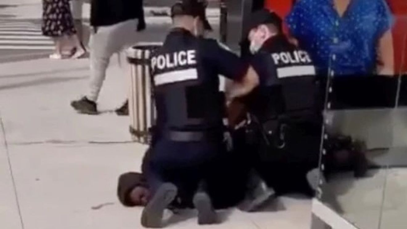Șoc și indignare în Canada după ce un polițist din Montreal fost filmat cu genunchiul pe gâtul unui adolescent negru: "George Floyd deja vu"