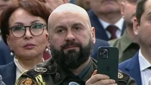 VIDEO Un sârb expulzat din România sub acuzația că spiona bazele militare pentru serviciul secret rus GRU a stat în primele rânduri la discursul lui Vladimir Putin
