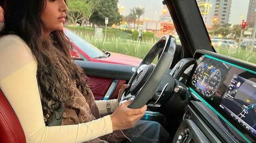 Două tinere câștigă lunar sume uriașe din închirierea unor case pe care nu le dețin