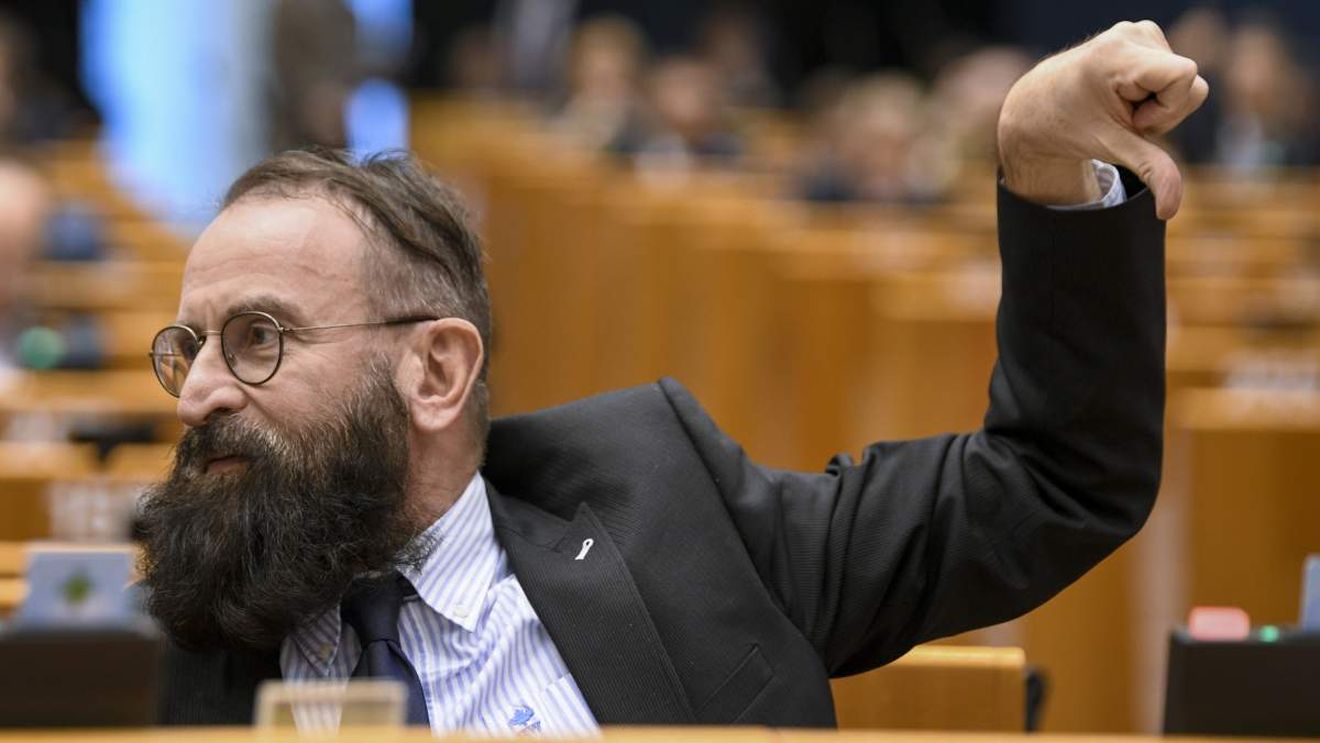 Cazul europarlamentarului FIDESZ prins la o orgie gay: ziarul de casă al lui Viktor Orban vede o conspirație a serviciilor secrete occidentale