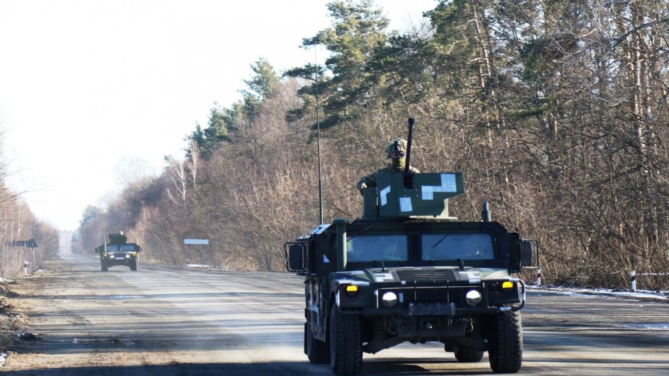 Vehicule militare ucrainene intră în Kiev pentru a apăra orașul
