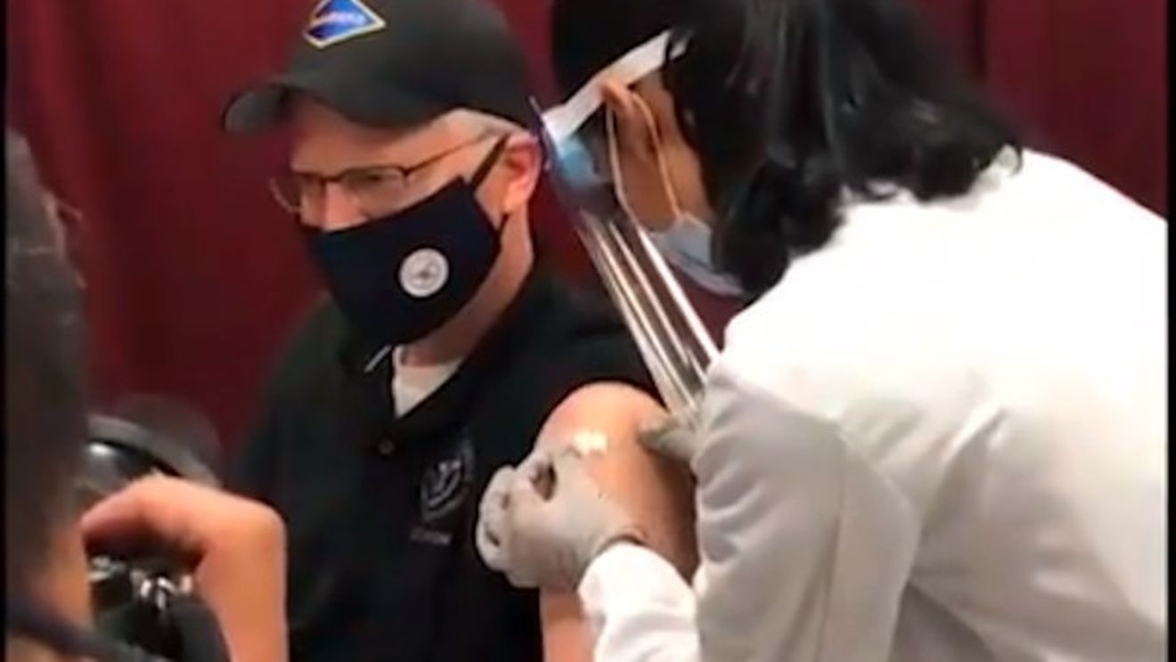 Șeful Pentagonului, printre primii americani care s-au vaccinat împotriva COVID-19