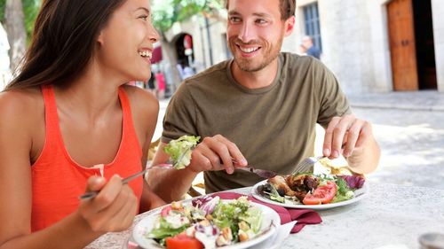 Carne sau pește? Deși ambele sunt surse de proteine și oferă nutrienți, diferențele nu ar trebui ignorate / Ghid pentru o nutriție echilibrată