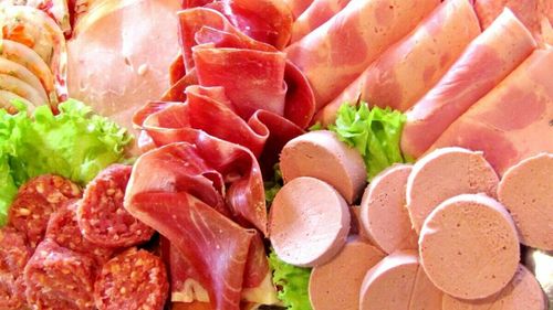 Studiu InfoCons: Parizer cu carne de pasăre cu până la 10 E-uri și 5 grame de zaharuri