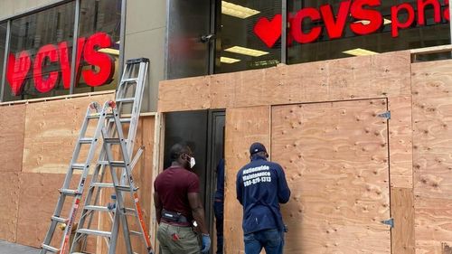 Trend îngrijorător în New York: Magazinele de lux sunt jefuite constant de bande de hoți, iar angajații se tem să intervină ca să nu fie acuzați de rasism