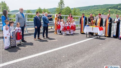 Podul de la Mihăești, Argeș, inaugurat cu preoți și copii în costume populare / Primarul, către copii: ”Voi astăzi sunteți niște fericiți pentru că uitați pe ce lucrare grandioasă o să pășiți!”