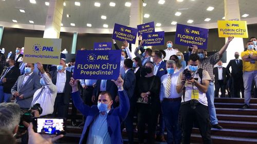 Deputatul Florin Roman acuză că susținătorii lui Orban au rupt perdelele de la cabinele de vot