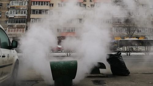 Bucureștiul plătește 17 milioane de euro pentru refacerea conductelor de apă caldă. Beneficiari - patru firme abonate la contracte cu statul