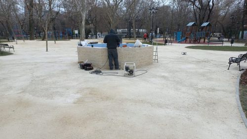 FOTO Cum arată Parcul Grădina Icoanei din București, cu aleile acoperite cu calcar concasat. Cetățenii se plâng că parcul a fost ”betonat”