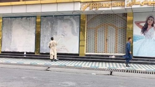 Talibanii cenzurează imaginile ce ilustrează femei / Afișe publicitare de la un salon de înfrumusețare din Kabul, acoperite cu vopsea albă